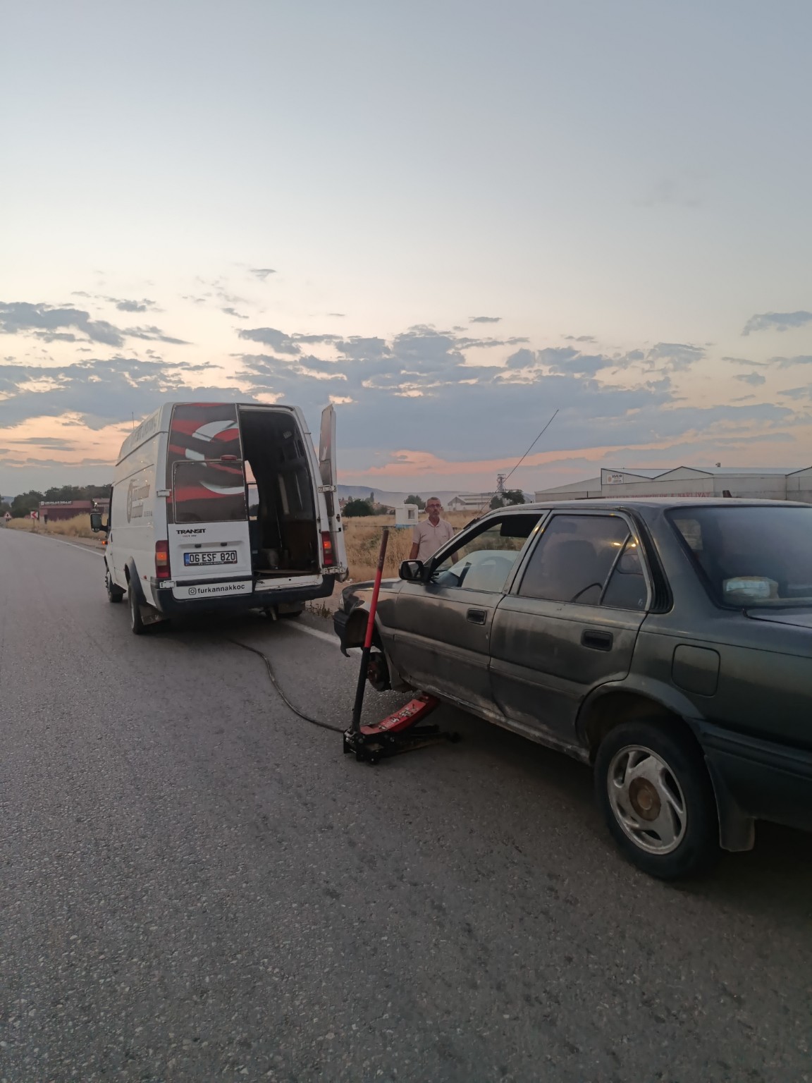 Otomobil lastik yol yardım